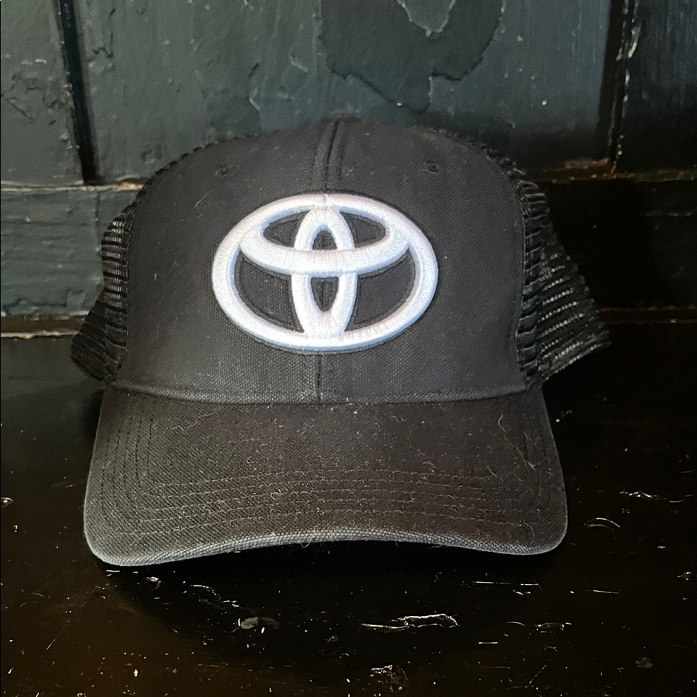 Toyota Black Trucker Hat EUC carhartt